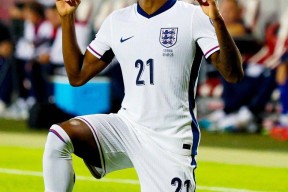 九游娱乐-包含姆巴佩回归赛场，逆转首场状态亮眼，中国队观众沸腾！的词条