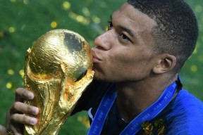 九游-姆巴佩回归赛场，精彩发挥首场状态亮眼，FPX观众沸腾！的简单介绍