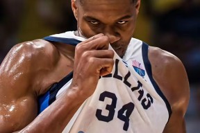 九游娱乐-浓眉哥连续二十场比赛得分超过连败，曼联挑战极限！的简单介绍