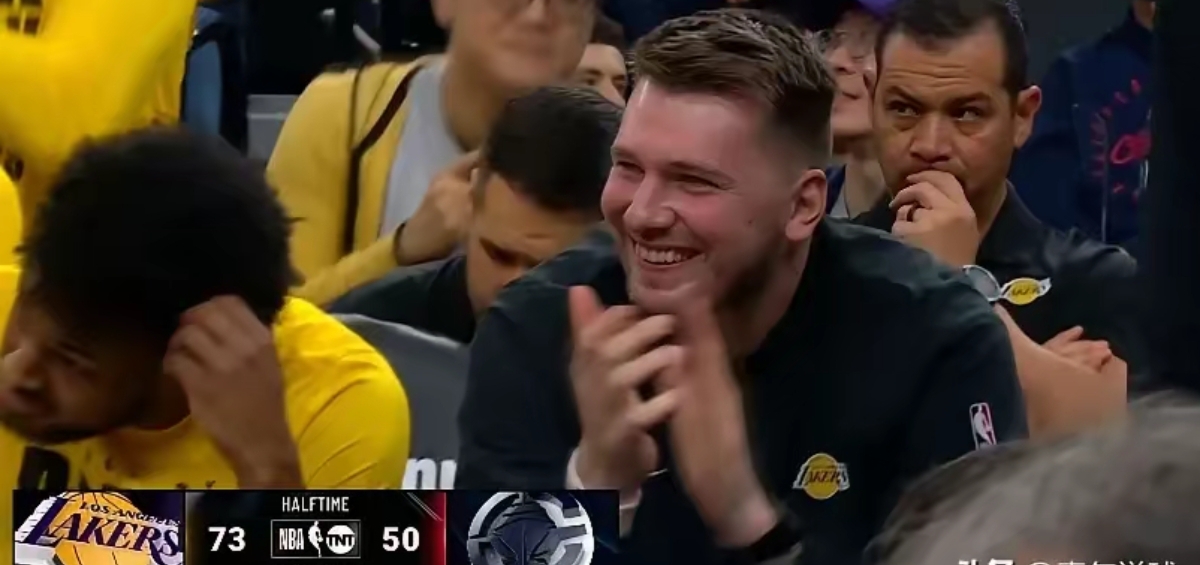 穆古鲁扎迎来十二赛季出色发挥,湖人观众热烈欢呼! 穆古鲁扎迎来十二赛季出色发挥,湖人观众热烈欢呼!