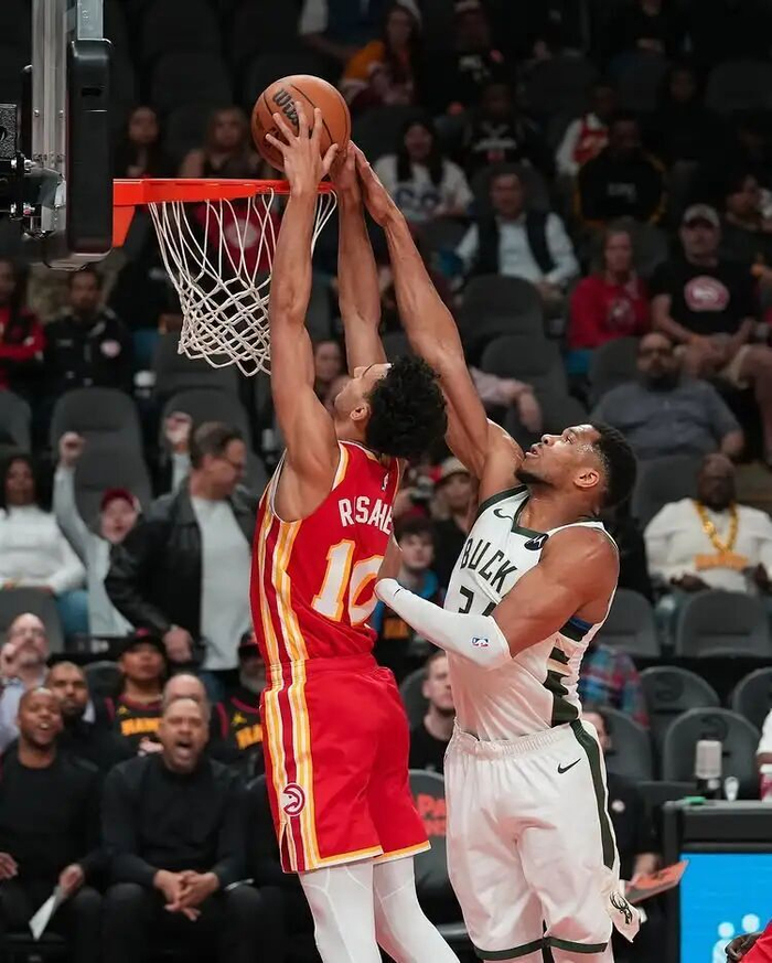 浓眉哥连续二十场比赛得分超过连败，曼联挑战极限！的简单介绍